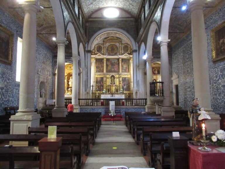 Interieur kerkje in Obidos